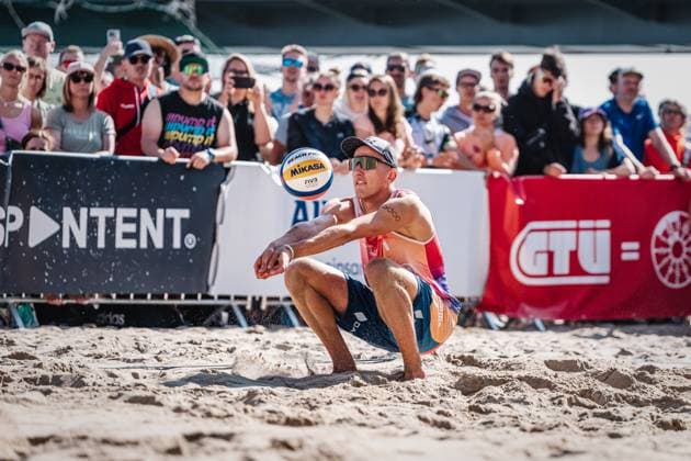 Beachvolleyball Männer Allianz German Beach Tour Deutsche Beachvolleyball-Meisterschaft 2024 31.08.2024 Momme Lorenz nimmt den Ball an Timmendorfer Strand Ahmann-Hager-Arena Schleswig-Holstein Deutschland