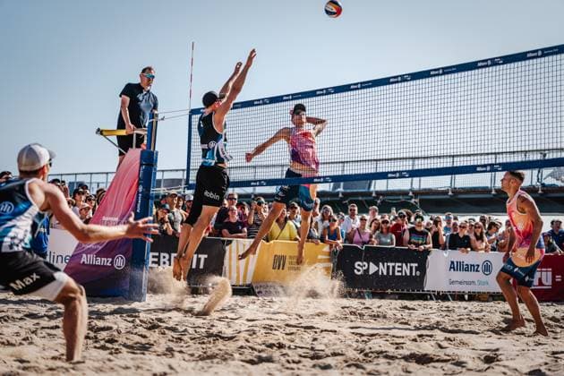 Beachvolleyball Männer Allianz German Beach Tour Deutsche Beachvolleyball-Meisterschaft 2024 31.08.2024 Momme Lorenz beim Angriff Timmendorfer Strand Ahmann-Hager-Arena Schleswig-Holstein Deutschland