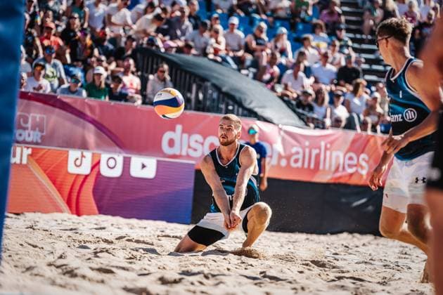 Beachvolleyball Männer Allianz German Beach Tour Deutsche Beachvolleyball-Meisterschaft 2024 31.08.2024 Luis Henrichs nimmt den Ball an Timmendorfer Strand Ahmann-Hager-Arena Schleswig-Holstein Deutschland