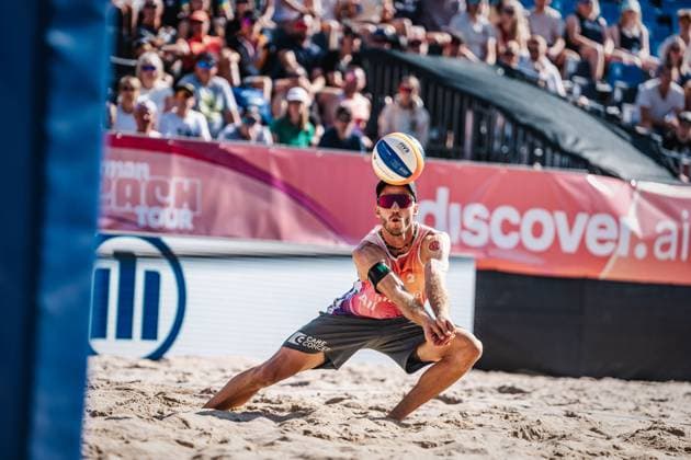 Beachvolleyball Männer Allianz German Beach Tour Deutsche Beachvolleyball-Meisterschaft 2024 31.08.2024 Clemens Wickler spielt den Ball Timmendorfer Strand Ahmann-Hager-Arena Schleswig-Holstein Deutschland