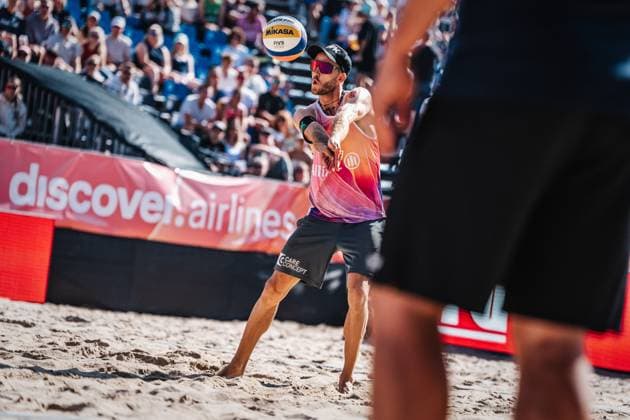Beachvolleyball Männer Allianz German Beach Tour Deutsche Beachvolleyball-Meisterschaft 2024 31.08.2024 Clemens Wickler spielt den Ball Timmendorfer Strand Ahmann-Hager-Arena Schleswig-Holstein Deutschland