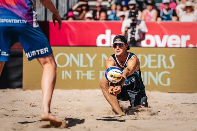 Beachvolleyball Männer Allianz German Beach Tour Deutsche Beachvolleyball-Meisterschaft 2024 31.08.2024 Sven Winter nimmt den Ball an Timmendorfer Strand Ahmann-Hager-Arena Schleswig-Holstein Deutschland