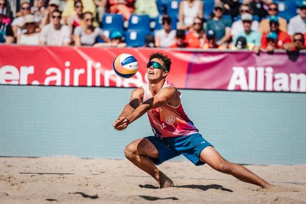 Beachvolleyball Männer Allianz German Beach Tour Deutsche Beachvolleyball-Meisterschaft 2024 31.08.2024 Lui Wüst spielt den Ball Timmendorfer Strand Ahmann-Hager-Arena Schleswig-Holstein Deutschland