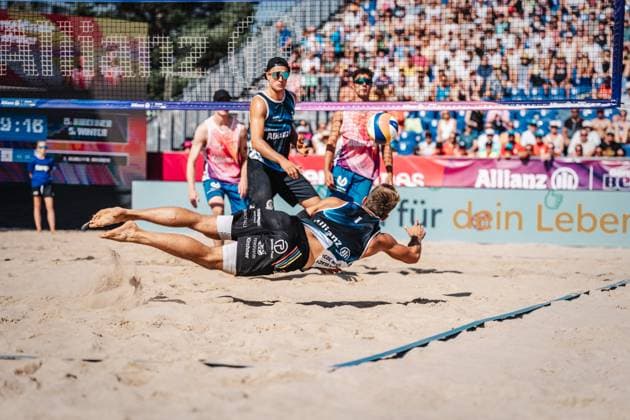 Beachvolleyball Männer Allianz German Beach Tour Deutsche Beachvolleyball-Meisterschaft 2024 31.08.2024 Daniel Kirchner springt zum Ball Timmendorfer Strand Ahmann-Hager-Arena Schleswig-Holstein Deutschland