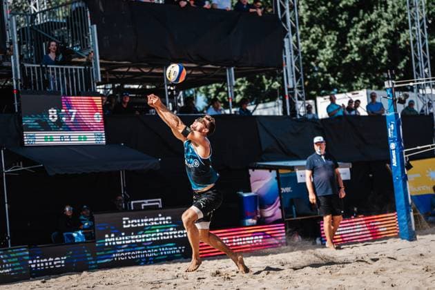 Beachvolleyball Männer Allianz German Beach Tour Deutsche Beachvolleyball-Meisterschaft 2024 31.08.2024 Daniel Kirchner spielt den Ball Timmendorfer Strand Ahmann-Hager-Arena Schleswig-Holstein Deutschland