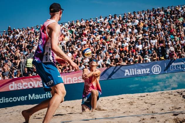 Beachvolleyball Männer Allianz German Beach Tour Deutsche Beachvolleyball-Meisterschaft 2024 31.08.2024 Lui Wüst spielt den Ball Timmendorfer Strand Ahmann-Hager-Arena Schleswig-Holstein Deutschland
