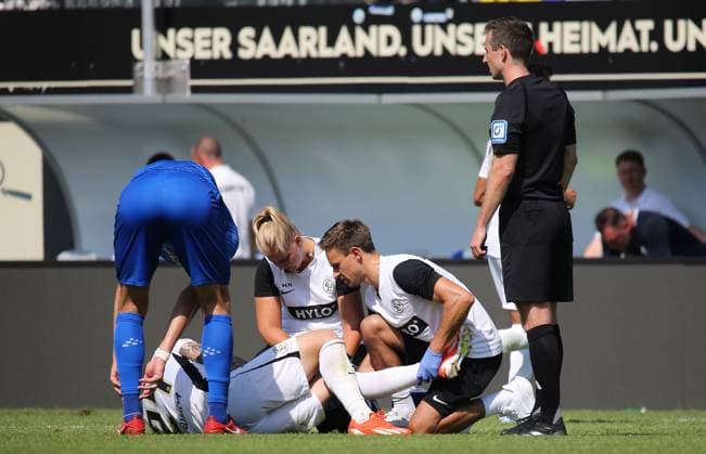 31.08.2024, xmohx, Fussball 2.Bundesliga, SV Elversberg - SV Darmstadt 98 emspor, v.l. Luca Schnellbacher (SV Elversberg) verletzt, Verletzung, Auswechslung Einwechslung (DFL DFB REGULATIONS PROHIBIT ANY USE OF PHOTOGRAPHS as IMAGE SEQUENCES and or QUASI-VIDEO) Elversberg