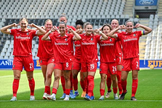 Sport Themen der Woche KW35 Tor zum 1:0 durch Annabel Schasching (SC Freiburg Frauen, 19) per Foulelfmeter und Jubel mit dem Team. GER, SC Freiburg - Bayer 04 Leverkusen, Frauen-Fussball, Google Pixel Frauen-Bundesliga, 1. Spieltag, Saison 2024 2025, 31.08.2024 DFB REGULATIONS PROHIBIT ANY USE OF PHOTOGRAPHS AS IMAGE SEQUENCES AND OR QUASI-VIDEO GER, SC Freiburg - Bayer 04 Leverkusen, Frauen-Fussball, Google Pixel Frauen-Bundesliga, 1. Spieltag, Saison 2024 2025, 31.08.2024 Freiburg *** Goal for 1 0 by Annabel Schasching SC Freiburg Women, 19 from the penalty spot and celebrations with the team GER, SC Freiburg Bayer 04 Leverkusen, Women Football, Google Pixel Women Bundesliga, 1 Matchday, Season 2024 2025, 31 08 2024 DFB REGULATES PROHIBIT ANY USE OF PHOTOGRAPHS AS IMAGE SEQUENCES AND OR QUASI VIDEO GER, SC Freiburg Bayer 04 Leverkusen, Womens football, Google Pixel Womens Bundesliga, 1 matchday, 2024 2025 season, 31 08 2024 Freiburg Copyright: xEibner-Pressefoto ThomasxHessx EP_THS