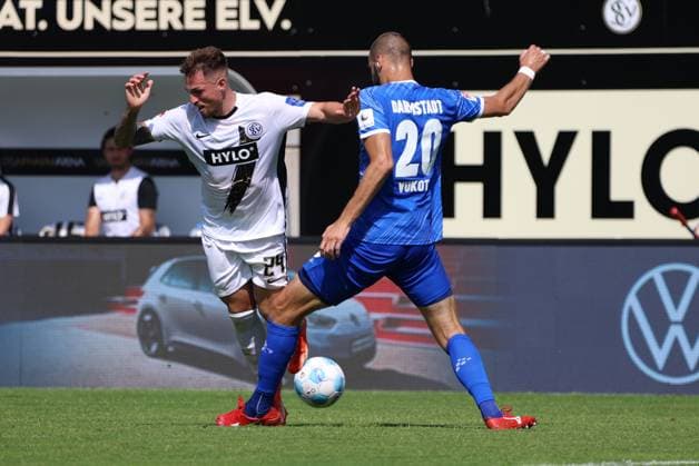 31.08.2024, Fussball, Herren, 2. Bundesliga, Saison 2024 2025, SV 07 Elversberg - SV Darmstadt 98, Luca Schnellbacher (SV 07 Elversberg), Aleksandar Vukotic (SV Darmstadt 98) Elversberg Ursapharm-Arena an der Kaiserlinde Saarland Deutschland (DE)