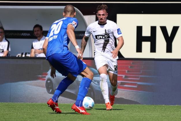31.08.2024, Fussball, Herren, 2. Bundesliga, Saison 2024 2025, SV 07 Elversberg - SV Darmstadt 98, Luca Schnellbacher (SV 07 Elversberg), Aleksandar Vukotic (SV Darmstadt 98) Elversberg Ursapharm-Arena an der Kaiserlinde Saarland Deutschland (DE)