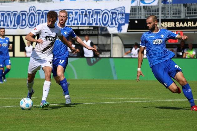 31.08.2024, Fussball, Herren, 2. Bundesliga, Saison 2024 2025, SV 07 Elversberg - SV Darmstadt 98, Fisnik Asllani (SV 07 Elversberg), Aleksandar Vukotic (SV Darmstadt 98), Kai Klefisch (SV Darmstadt 98) Elversberg Ursapharm-Arena an der Kaiserlinde Saarland Deutschland (DE)