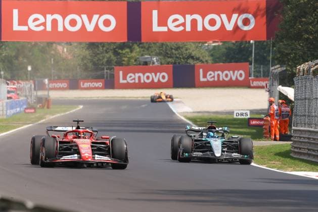 Charles Leclerc (Scuderia Ferrari HP), George Russell (Mercedes-AMG) in der Curva Del Serraglio, 3 Freies Training, Grosser Preis von Italien, Motorsport, Herren, Formel 1, 31.08.2024 Monza Lombardei Italien