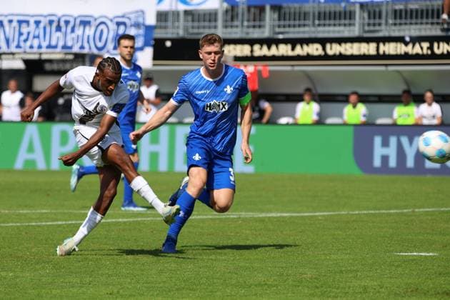 31.08.2024, Fussball, Herren, 2. Bundesliga, Saison 2024 2025, SV 07 Elversberg - SV Darmstadt 98, Filimon Gerezgiher (SV 07 Elversberg), Clemens Riedel (SV Darmstadt 98) Elversberg Ursapharm-Arena an der Kaiserlinde Saarland Deutschland (DE)