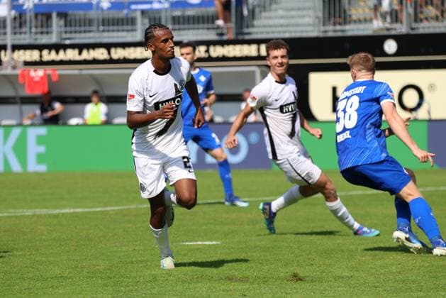 31.08.2024, Fussball, Herren, 2. Bundesliga, Saison 2024 2025, SV 07 Elversberg - SV Darmstadt 98, Torjubel zum 4:0, Torschütze: Filimon Gerezgiher (SV 07 Elversberg) Elversberg Ursapharm-Arena an der Kaiserlinde Saarland Deutschland (DE)