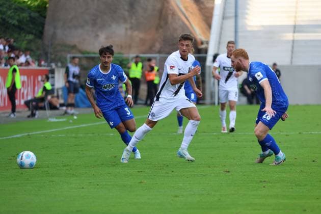 31.08.2024, Fussball, Herren, 2. Bundesliga, Saison 2024 2025, SV 07 Elversberg - SV Darmstadt 98, Sebastian Saftig (SV 07 Elversberg), Guillermo Bueno Lopez (SV Darmstadt 98), Paul Will (SV Darmstadt 98) Elversberg Ursapharm-Arena an der Kaiserlinde Saarland Deutschland (DE)