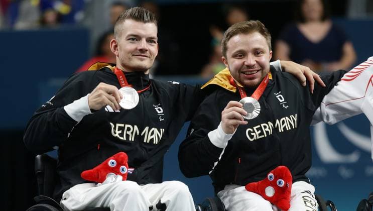Sport Themen der Woche KW35 Sport Bilder des Tages Paris , Paralympics , Tischtennis Finale Mnner Doppel Klasse MD8 , Valentin Baus ( rechts ) und Thomas Schmidberger ( GER ) mit der Silbermedaille *** Paris , Paralympics , Table tennis final mens doubles class MD8 , Valentin Baus right and Thomas Schmidberger GER with the silver medal
