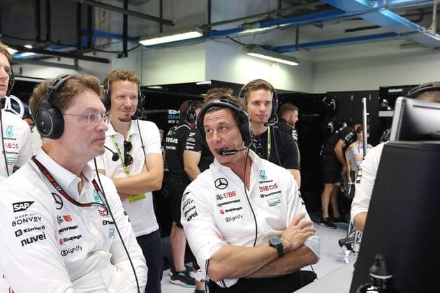 31.08.2024, Autodromo Nazionale di Monza, Monza, FORMULA 1 PIRELLI GRAN PREMIO D ITALIA 2024 ,im Bild Sten Ola Källenius (L) (Vorstandsvorsitzender der Mercedes-Benz Group AG) mit Teamchef und Geschäftsführer Toto Wolff (Mercedes-AMG Petronas F1 Team) am Kommandostand in der Mercedes Box. Defodi-506_20240831_hbr_2179