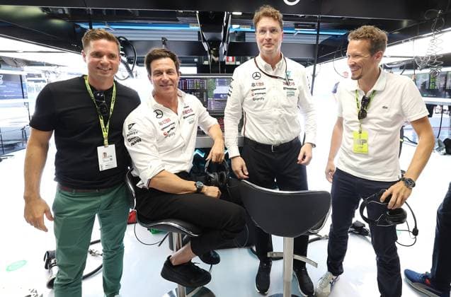 31.08.2024, Autodromo Nazionale di Monza, Monza, FORMULA 1 PIRELLI GRAN PREMIO D ITALIA 2024 ,im Bild Sten Ola Källenius (L) (Vorstandsvorsitzender der Mercedes-Benz Group AG) mit Teamchef und Geschäftsführer Toto Wolff (Mercedes-AMG Petronas F1 Team) am Kommandostand in der Mercedes Box. Defodi-506_20240831_hbr_2181