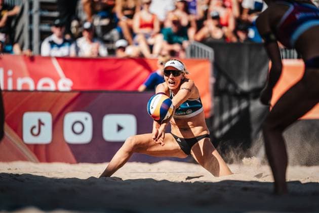 Beachvolleyball Frauen Allianz German Beach Tour Deutsche Beachvolleyball-Meisterschaft 2024 31.08.2024 Karla Borger spielt den Ball Timmendorfer Strand Ahmann-Hager-Arena Schleswig-Holstein Deutschland