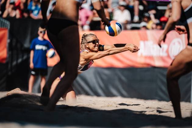 Beachvolleyball Frauen Allianz German Beach Tour Deutsche Beachvolleyball-Meisterschaft 2024 31.08.2024 Paula Schürholz springt zum Ball Timmendorfer Strand Ahmann-Hager-Arena Schleswig-Holstein Deutschland