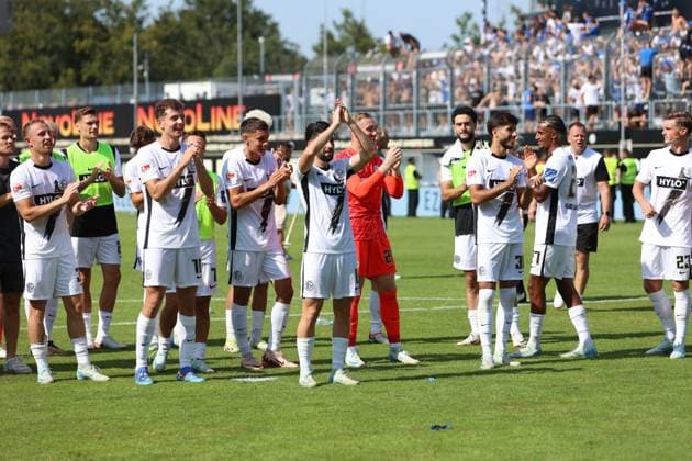 31.08.2024, Fussball, Herren, 2. Bundesliga, Saison 2024 2025, SV 07 Elversberg - SV Darmstadt 98, Die Mannschaft (SV 07 Elversberg) feiert den Sieg Elversberg Ursapharm-Arena an der Kaiserlinde Saarland Deutschland (DE)