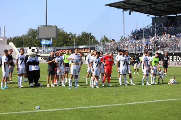 31.08.2024, Fussball, Herren, 2. Bundesliga, Saison 2024 2025, SV 07 Elversberg - SV Darmstadt 98, Die Mannschaft (SV 07 Elversberg) feiert den Sieg Elversberg Ursapharm-Arena an der Kaiserlinde Saarland Deutschland (DE)