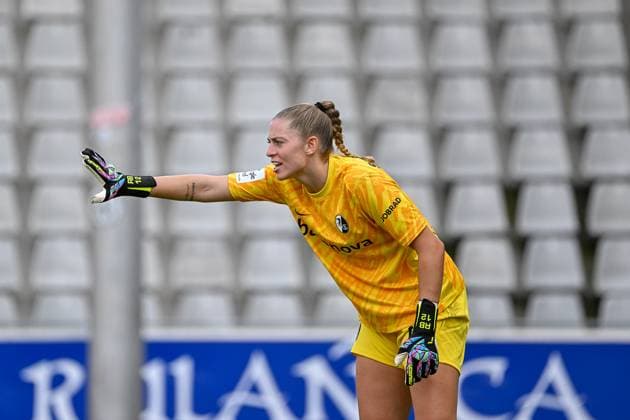 Rafaela Borggraefe (SC Freiburg Frauen, 12) gibt Anweisungen an ihre Mitspielerinnen GER, SC Freiburg - Bayer 04 Leverkusen, Frauen-Fussball, Google Pixel Frauen-Bundesliga, 1. Spieltag, Saison 2024 2025, 31.08.2024 DFB REGULATIONS PROHIBIT ANY USE OF PHOTOGRAPHS AS IMAGE SEQUENCES AND OR QUASI-VIDEO GER, SC Freiburg - Bayer 04 Leverkusen, Frauen-Fussball, Google Pixel Frauen-Bundesliga, 1. Spieltag, Saison 2024 2025, 31.08.2024 Freiburg *** Rafaela Borggraefe SC Freiburg Women, 12 gives instructions to her teammates GER, SC Freiburg Bayer 04 Leverkusen, Women Football, Google Pixel Women Bundesliga, 1 Matchday, Season 2024 2025, 31 08 2024 DFB REGULATIONS PROHIBIT ANY USE OF PHOTOGRAPHS AS IMAGE SEQUENCES AND OR QUASI VIDEO GER, SC Freiburg Bayer 04 Leverkusen, Women Football, Google Pixel Women Bundesliga, 1 Matchday, Season 2024 2025, 31 08 2024 Freiburg Copyright: xEibner-Pressefoto ThomasxHessx EP_THS