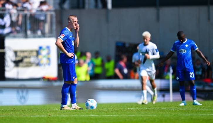 Isac Lidberg (SV Darmstadt 98) gestikuliert und wirkt enttaeuscht, 2. Bundesliga, SV Elversberg vs SV Darmstadt 98, Ursapharm-Arena an der Kaiserlinde am 31. August 2024 in Spiesen-Elversberg, Deutschland. (Foto von Silas Schueller DeFodi Images) Isac Lidberg (SV Darmstadt 98) gestures and looks disappointed, 2. Bundesliga, SV Elversberg vs SV Darmstadt 98, Ursapharm-Arena at Kaiserlinde on August 31, 2024 in Spiesen-Elversberg, Germany. (Photo by Silas Schueller DeFodi Images) Defodi-121_121_ELVSVD_20240831_235