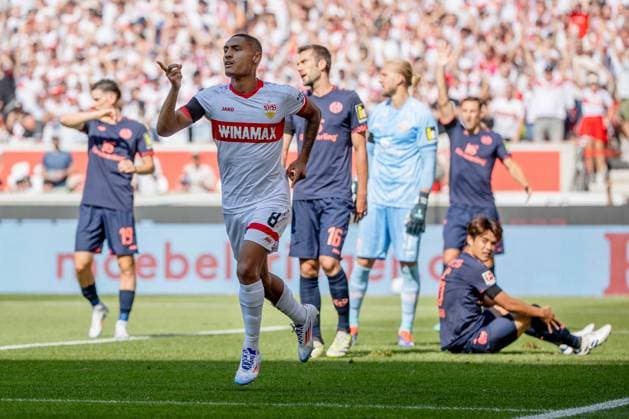 Sport Themen der Woche KW35 31.08.2024, Deutschland, Stuttgart, Fußball Bundesliga, Saison 2024 2025, VfB Stuttgart vs. 1. FSV Mainz, Enzo Millot (VfB) jubelt nach dem Tor zum 1:0 Gemäß den Vorgaben der DFL Deutsche Fußball Liga ist es untersagt, in dem Stadion und oder vom Spiel angefertigte Fotoaufnahmen in Form von Sequenzbildern und oder videoähnlichen Fotostrecken zu verwerten bzw. verwerten zu lassen. *** 31 08 2024, Germany, Stuttgart, Fußball Bundesliga, Saison 2024 2025, VfB Stuttgart vs 1 FSV Mainz, Enzo Millot VfB cheers after the goal to 1 0 According to the regulations of the DFL German Football League, it is prohibited to use or have used photographs taken in the stadium and or of the match in the form of sequential images and or video-like photo series