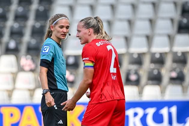 Lisa Karl (SC Freiburg Frauen, 02) mit Emotion ist mit dem Elfmeterpfiff von Theresa Hug (Schiedsrichterin) nicht einverstanden. GER, SC Freiburg - Bayer 04 Leverkusen, Frauen-Fussball, Google Pixel Frauen-Bundesliga, 1. Spieltag, Saison 2024 2025, 31.08.2024 DFB REGULATIONS PROHIBIT ANY USE OF PHOTOGRAPHS AS IMAGE SEQUENCES AND OR QUASI-VIDEO GER, SC Freiburg - Bayer 04 Leverkusen, Frauen-Fussball, Google Pixel Frauen-Bundesliga, 1. Spieltag, Saison 2024 2025, 31.08.2024 Freiburg *** Lisa Karl SC Freiburg Women, 02 with emotion disagrees with Theresa Hug referees penalty whistle GER, SC Freiburg Bayer 04 Leverkusen, Women Football, Google Pixel Women Bundesliga, 1 Matchday, Season 2024 2025, 31 08 2024 DFB REGULATES PROHIBIT ANY USE OF PHOTOGRAPHS AS IMAGE SEQUENCES AND OR QUASI VIDEO GER, SC Freiburg Bayer 04 Leverkusen, Womens Football, Google Pixel Womens Bundesliga, 1 Matchday, Season 2024 2025, 31 08 2024 Freiburg Copyright: xEibner-Pressefoto ThomasxHessx EP_THS