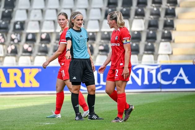 Theresa Hug (Schiedsrichterin) zeigt auf den Elfmeterpunkt. Samantha Steuerwald (SC Freiburg Frauen, 21) und Lisa Karl (SC Freiburg Frauen, 02) sind nicht einverstanden. GER, SC Freiburg - Bayer 04 Leverkusen, Frauen-Fussball, Google Pixel Frauen-Bundesliga, 1. Spieltag, Saison 2024 2025, 31.08.2024 DFB REGULATIONS PROHIBIT ANY USE OF PHOTOGRAPHS AS IMAGE SEQUENCES AND OR QUASI-VIDEO GER, SC Freiburg - Bayer 04 Leverkusen, Frauen-Fussball, Google Pixel Frauen-Bundesliga, 1. Spieltag, Saison 2024 2025, 31.08.2024 Freiburg *** Theresa Hug Referee points to the penalty spot Samantha Steuerwald SC Freiburg Women, 21 and Lisa Karl SC Freiburg Women, 02 disagree GER, SC Freiburg Bayer 04 Leverkusen, Women Football, Google Pixel Women Bundesliga, 1 Matchday, Season 2024 2025, 31 08 2024 DFB REGULATIONS PROHIBIT ANY USE OF PHOTOGRAPHS AS IMAGE SEQUENCES AND OR QUASI VIDEO GER, SC Freiburg Bayer 04 Leverkusen, Women Football, Google Pixel Women Bundesliga, 1 Matchday, Season 2024 2025, 31 08 2024 Freiburg Copyright: xEibner-Pressefoto ThomasxHessx EP_THS