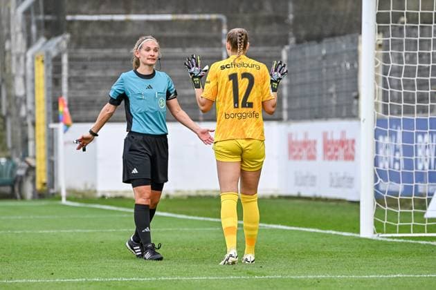 Theresa Hug (4. Offizielle) laesst einen Elfmeter wiederholen. Rafaela Borggraefe (SC Freiburg Frauen, 12) ist damit nicht einverstanden. GER, SC Freiburg - Bayer 04 Leverkusen, Frauen-Fussball, Google Pixel Frauen-Bundesliga, 1. Spieltag, Saison 2024 2025, 31.08.2024 DFB REGULATIONS PROHIBIT ANY USE OF PHOTOGRAPHS AS IMAGE SEQUENCES AND OR QUASI-VIDEO GER, SC Freiburg - Bayer 04 Leverkusen, Frauen-Fussball, Google Pixel Frauen-Bundesliga, 1. Spieltag, Saison 2024 2025, 31.08.2024 Freiburg *** Theresa Hug 4 officials retake a penalty Rafaela Borggraefe SC Freiburg Frauen, 12 does not agree GER, SC Freiburg Bayer 04 Leverkusen, Frauen Fussball, Google Pixel Frauen Bundesliga, 1 Spieltag, Saison 2024 2025, 31 08 2024 DFB REGULATES PROHIBIT ANY USE OF PHOTOGRAPHS AS IMAGE SEQUENCES AND OR QUASI VIDEO GER, SC Freiburg Bayer 04 Leverkusen, Women Football, Google Pixel Women Bundesliga, 1 Matchday, Season 2024 2025, 31 08 2024 Freiburg Copyright: xEibner-Pressefoto ThomasxHessx EP_THS