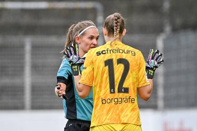 Theresa Hug (4. Offizielle) laesst einen Elfmeter wiederholen. Rafaela Borggraefe (SC Freiburg Frauen, 12) ist damit nicht einverstanden. GER, SC Freiburg - Bayer 04 Leverkusen, Frauen-Fussball, Google Pixel Frauen-Bundesliga, 1. Spieltag, Saison 2024 2025, 31.08.2024 DFB REGULATIONS PROHIBIT ANY USE OF PHOTOGRAPHS AS IMAGE SEQUENCES AND OR QUASI-VIDEO GER, SC Freiburg - Bayer 04 Leverkusen, Frauen-Fussball, Google Pixel Frauen-Bundesliga, 1. Spieltag, Saison 2024 2025, 31.08.2024 Freiburg Copyright: xEibner-Pressefoto ThomasxHessx EP_THS