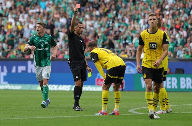 Sport Themen der Woche KW35 GER, 1.FBL SV Werder Bremen vs. Borussia Dortmund 31.08.2024, wohninvest Weserstadion, Bremen, GER, 1.FBL SV Werder Bremen vs. Borussia Dortmund im Bild picture shows Rot die Rote Karte. Schiedsrichter Robert Hartmann (Wangen) zeigt Nico Schlotterbeck (Borussia Dortmund 04) die Rote Karte *** GER, 1 FBL SV Werder Bremen vs Borussia Dortmund 31 08 2024, wohninvest Weserstadion, Bremen, GER, 1 FBL SV Werder Bremen vs Borussia Dortmund in the picture picture shows red the red card Referee Robert Hartmann Wangen shows Nico Schlotterbeck Borussia Dortmund 04 the red card nordphotoxGmbHx xTauchnitz nph00059