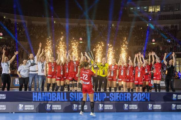 Bilder des Jahres 2024, Sport 08 August Sport Themen der Woche KW35 Xenia Smits (HB Ludwigsburg, 22) feiert mit Ihrer Mannschaft den Gewinn des Handball Super Cups 2024 HB Ludwigsburg vs. TuS Metzingen, Handball, Handball Super Cup 2024, 2024 25, 31.08.2024 HB Ludwigsburg vs. TuS Metzingen, Handball, Handball Super Cup 2024, 2024 25, 31.08.2024 Duesseldorf *** Xenia Smits HB Ludwigsburg, 22 celebrates winning the Handball Super Cup 2024 HB Ludwigsburg vs TuS Metzingen with her team, Handball, Handball Super Cup 2024, 2024 25, 31 08 2024 HB Ludwigsburg vs TuS Metzingen, Handball, Handball Super Cup 2024, 2024 25, 31 08 2024 Duesseldorf Copyright: xEibner-Pressefoto GerhardxWingenderx EP_GWR