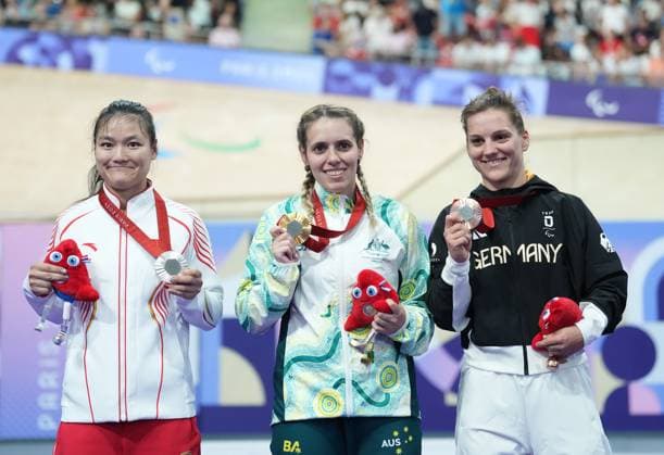 Sport Themen der Woche KW35 Sport Bilder des Tages (240831) -- PARIS, Aug. 31, 2024 -- Gold medalist Amanda Reid (C) of Australia, silver medalist Qian Wangwei (L) of China and bronze medalist Maike Hausberger of Germany pose at the awarding ceremony of the women s C1-3 500m time trial event of para cycling track at the Paris 2024 Paralympic Games in Paris, France, Aug. 31, 2024. ) (PARIS2024)FRANCE-PARIS-PARALYMPICS-PARA CYCLING TRACK HexCanling 
