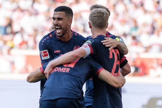 Sport Themen der Woche KW35 Mainzer Torjubel nach dem Ausgleich, v.l. Aymane Barkok, Silvan Dominic Widmer, Jonathan Burkardt und Torschütze Maxim Leitsch (1.FSV Mainz 05). xettx, Deutschland, Stuttgart, 31.08.2024, Fussball, Bundesliga: VfB Stuttgart vs 1.FSV Mainz 05, Saison 2024 2025, 2. Spieltag, MHP Arena Foto: A2 Bildagentur Peter Hartenfelser DFL DFB REGULATIONS PROHIBIT ANY USE OF PHOTOGRAPHS AS IMAGE SEQUENCES AND OR QUASI-VIDEO. *** Mainz goal celebration after the equalizer, from l Aymane Barkok, Silvan Dominic Widmer, Jonathan Burkardt and scorer Maxim Leitsch 1 FSV Mainz 05 xettx, Germany, Stuttgart, 31 08 2024, Soccer, Bundesliga VfB Stuttgart vs 1 FSV Mainz 05, Season 2024 2025, Matchday 2, MHP Arena Photo A2 Bildagentur Peter Hartenfelser DFL DFB REGULATIONS PROHIBIT ANY USE OF PHOTOGRAPHS AS IMAGE SEQUENCES AND OR QUASI VIDEO