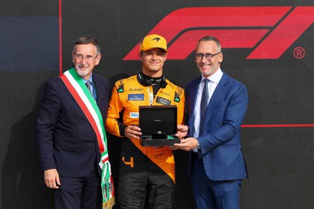 Pole-Position, Lando Norris (McLaren) bekommt einen Ring ueberreicht, Qualifying, Grosser Preis von Italien, Motorsport, Herren, Formel 1, 31.08.2024 Monza Lombardei Italien