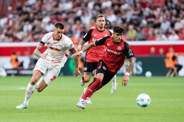 Sport Bilder des Tages GER, 1. FBL Bayer 04 Leverkusen vs RB Leipzig 31.08.2024, BayArena, Leverkusen, GER, 1. FBL Bayer 04 Leverkusen vs RB Leipzig Im Bild: Piero HincapiÃ Hincapie (Bayer 04 Leverkusen, 3) Einzelaktion; Ganzkörper Ganzkoerper ; Ball am Fuss; Benjamin Å eÅ¡ko Sesko (RB Leipzig, 30)