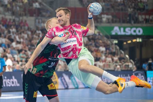 Sport Themen der Woche KW35 Sport Bilder des Tages 31.08.2024, Handball: Super Cup Maenner, Saison 2024 2025, Finale, SC Magdeburg - Fuechse Berlin am 31.08.2024 im PSD Bank Dome in Duesseldorf. Zweikampf zwischen Magnus Saugstrup (SC Magdeburg, 23) und Mathias Gidsel (Fuechse Berlin, 19). Foto: Kirchner-Media TH *** 31 08 2024, Handball Super Cup Men, Season 2024 2025, Final, SC Magdeburg Fuechse Berlin on 31 08 2024 at PSD Bank Dome in Duesseldorf duel between Magnus Saugstrup SC Magdeburg, 23 and Mathias Gidsel Fuechse Berlin, 19 Photo Kirchner Media TH Copyright: xKirchner-Media THx