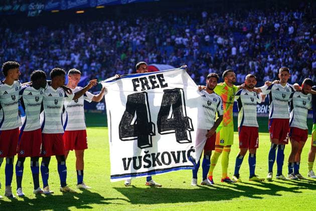 Hamburger SV feiert jubelt mit den Fans nach Sieg Spielende und Banner fuer Mario Vuskovic (Hamburger SV, 44) GER, Hamburger SV vs. Preussen Muenster, Fussball, 2. Bundesliga, Spieltag 4, Saison 2024 2025, 31.08.2024 DFL REGULATIONS PROHIBIT ANY USE OF PHOTOGRAPHS AS IMAGE SEQUENCES AND OR QUASI-VIDEO GER, Hamburger SV vs. Preussen Muenster, Fussball, 2. Bundesliga, Spieltag 4, Saison 2024 2025, 31.08.2024 Hamburg *** Hamburger SV celebrates with the fans after victory End of match and banner for Mario Vuskovic Hamburger SV, 44 GER, Hamburger SV vs Preussen Muenster, Football, 2 Bundesliga, Matchday 4, Season 2024 2025, 31 08 2024 DFL REGULATIONS PROHIBIT ANY USE OF PHOTOGRAPHS AS IMAGE SEQUENCES AND OR QUASI VIDEO GER, Hamburger SV vs Preussen Muenster, Football, 2 Bundesliga, Matchday 4, Season 2024 2025, 31 08 2024 Hamburg Copyright: xEibner-Pressefoto MarcelxvonxFehrnx EP_MFN