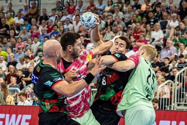 Sport Themen der Woche KW35 Sport Bilder des Tages Manuel Zehnder (SC Magdeburg, 08) wird durch die Abwehr gestoppt SC Magdeburg vs. Fuechse Berlin, Handball, Handball Super Cup 2024, 2024 25, 31.08.2024 SC Magdeburg vs. Fuechse Berlin, Handball, Handball Super Cup 2024, 2024 25, 31.08.2024 Duesseldorf *** Manuel Zehnder SC Magdeburg, 08 is stopped by the defense SC Magdeburg vs Fuechse Berlin, Handball, Handball Super Cup 2024, 2024 25, 31 08 2024 SC Magdeburg vs Fuechse Berlin, Handball, Handball Super Cup 2024, 2024 25, 31 08 2024 Duesseldorf Copyright: xEibner-Pressefoto GerhardxWingenx EP_GWR