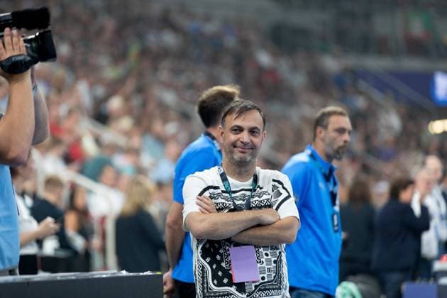 Bob Hanning beobachtet das Spiel der Fuechse Berlin SC Magdeburg vs. Fuechse Berlin, Handball, Handball Super Cup 2024, 2024 25, 31.08.2024 SC Magdeburg vs. Fuechse Berlin, Handball, Handball Super Cup 2024, 2024 25, 31.08.2024 Duesseldorf Copyright: xEibner-Pressefoto GerhardxWingenx EP_GWR
