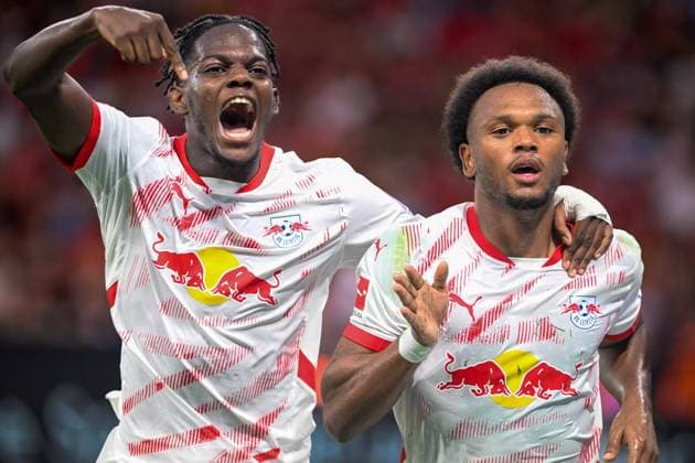 Sport Bilder des Tages Lois Openda (Leipzig 11) erzielt das Tor zum 2:3 und jubelt mit Castello Lukeba (Leipzig 23) 31.08.2024 Fussball Bayer 04 Leverkusen vs RB Leipzig, BayArena, Leverkusen, DFB DFL REGULATIONS PROHIBIT ANY USE OF PHOTOGRAPHS AS IMAGE SEQUENCES AND OR QUASI-VIDEO NRW Germany