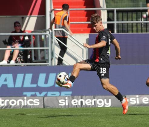 Ingolstadt, Deutschland 31. August 2024: Fussball, Herren, 3.Liga, Saison 2024 2025, FC Ingolstadt 04 - TSV 1860 München, Audi Sportpark Niclas Dühring Duehring (FC Ingolstadt 04) spielt einen Ball, Einzelaktion, Freisteller,Ganzkörperaufnahme DFB regulations prohibit any use of photographs as image sequences and or quasi-video