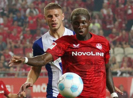 Sport Bilder des Tages Marton Dardai (31, Hertba BSC Berlin) , Aaron Opoku (17, FC Kaiserslautern) 31.08.2024, Fußball, 2. Bundesliga, FC Kaiserslautern - Hertha BSC Berlin, 4. Spieltag, Saison 2024 25, Fritz Walter Stadion, Kaiserslautern, Deutschland, Foto: Michael Deines PROMEDIAFOTO, ** DFB & DFL regulations prohibit any use of photographs as image sequences and or quasi-video. ** FC Kaiserslautern - Hertha BSC Berlin