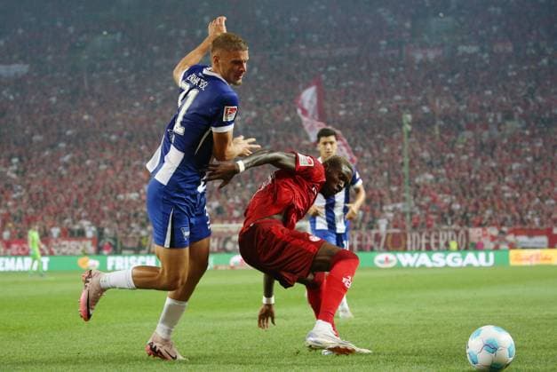 Marton Dardai (31, Hertba BSC Berlin), Aaron Opoku (17, FC Kaiserslautern) 31.08.2024, Fußball, 2. Bundesliga, FC Kaiserslautern - Hertha BSC Berlin, 4. Spieltag, Saison 2024 25, Fritz Walter Stadion, Kaiserslautern, Deutschland, Foto: Michael Deines PROMEDIAFOTO, ** DFB & DFL regulations prohibit any use of photographs as image sequences and or quasi-video. ** FC Kaiserslautern - Hertha BSC Berlin