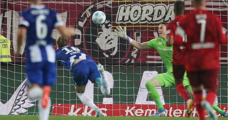 1:0 Hertha durch Jonjoe Kenny (16, Hertba BSC Berlin) gegen Julian Krahl (1, Torwart, FC Kaiserslautern) 31.08.2024, Fußball, 2. Bundesliga, FC Kaiserslautern - Hertha BSC Berlin, 4. Spieltag, Saison 2024 25, Fritz Walter Stadion, Kaiserslautern, Deutschland, Foto: Michael Deines PROMEDIAFOTO, ** DFB & DFL regulations prohibit any use of photographs as image sequences and or quasi-video. ** FC Kaiserslautern - Hertha BSC Berlin