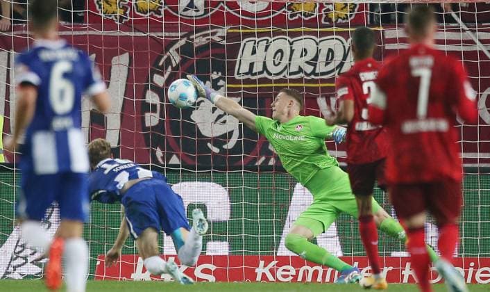 1:0 Hertha durch Jonjoe Kenny (16, Hertba BSC Berlin) gegen Julian Krahl (1, Torwart, FC Kaiserslautern) 31.08.2024, Fußball, 2. Bundesliga, FC Kaiserslautern - Hertha BSC Berlin, 4. Spieltag, Saison 2024 25, Fritz Walter Stadion, Kaiserslautern, Deutschland, Foto: Michael Deines PROMEDIAFOTO, ** DFB & DFL regulations prohibit any use of photographs as image sequences and or quasi-video. ** FC Kaiserslautern - Hertha BSC Berlin