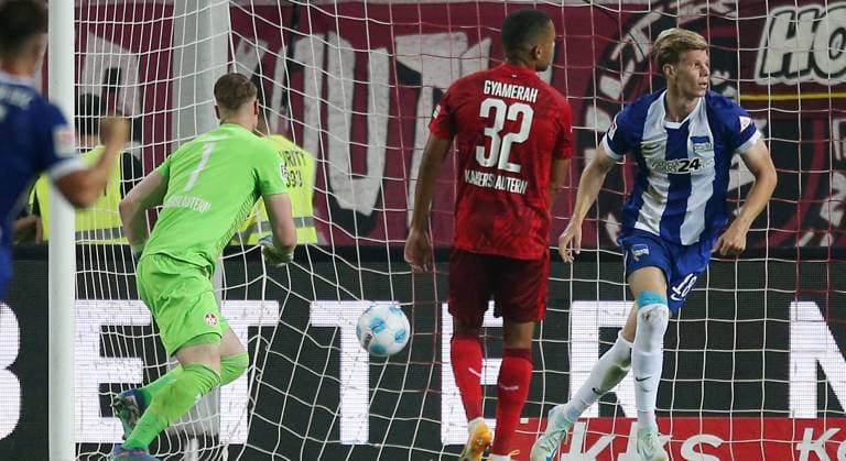 1:0 Hertha durch Jonjoe Kenny (16, Hertba BSC Berlin) gegen Julian Krahl (1, Torwart, FC Kaiserslautern) 31.08.2024, Fußball, 2. Bundesliga, FC Kaiserslautern - Hertha BSC Berlin, 4. Spieltag, Saison 2024 25, Fritz Walter Stadion, Kaiserslautern, Deutschland, Foto: Michael Deines PROMEDIAFOTO, ** DFB & DFL regulations prohibit any use of photographs as image sequences and or quasi-video. ** FC Kaiserslautern - Hertha BSC Berlin